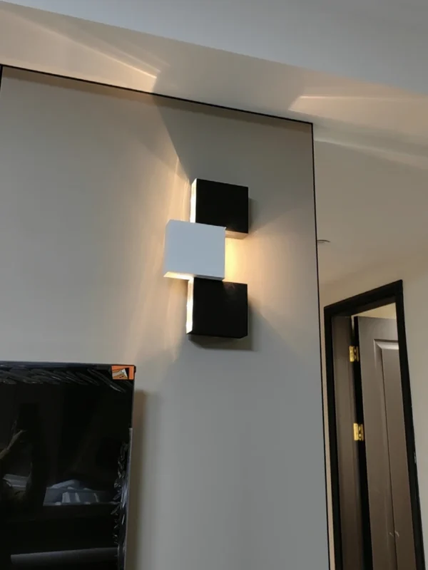 kf-S4eb9e391c37643aa87434d2cd41c0e96s Arandela Em cubo Geométrico Alumínio Preto e Branco