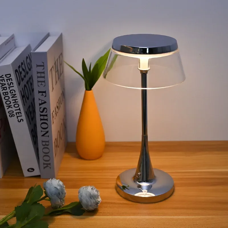 Réplica de abajur Bon Jour Unplugged, design de Philippe Starck, comercializada pela MIRESA