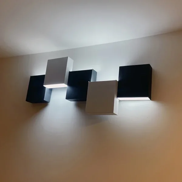 kf-S9530eba9ce3348e0bd09173b5f7e825fy Arandela Em cubo Geométrico Alumínio Preto e Branco