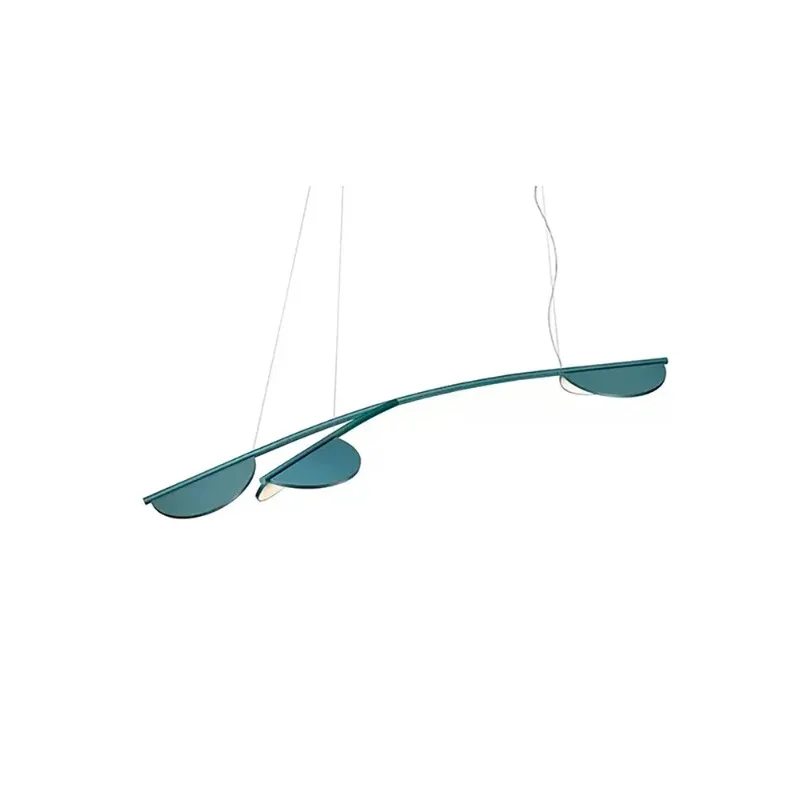 Réplica em aço inoxidável do lustre Almendra atribuído a Patricia Urquiola vendida pela MIRESA