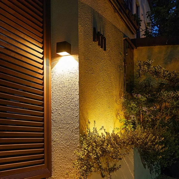 kf-S481a17562e8c4b9e8e1a0bd114dda785c Arandela Solar IP65 Impermeável Com 1 Facho Alumínio Preto Áreas Externas Em Jardins e Fachadas