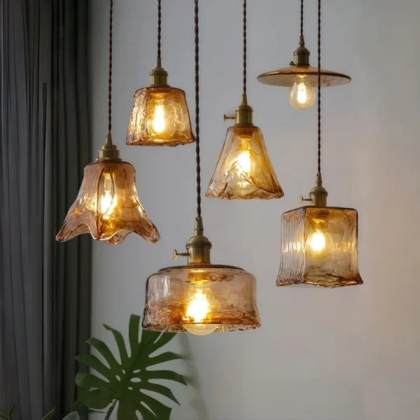 Pendente Retrô de Vidro Âmbar com Cordão Ajustável em Latão Dourado Para Bancada e Mesa de Jantar
