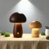 Abajur Moderno Luminária Tipo Cogumelo Cor Madeira e Bateria Recarregável Para Mesa Home Office, Quartos e Salas