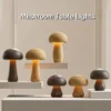 Abajur Moderno Luminária Tipo Cogumelo Cor Madeira e Bateria Recarregável Para Mesa Home Office, Quartos e Salas