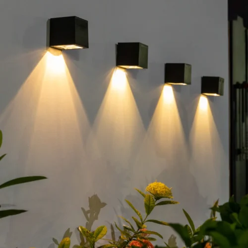 Arandela Solar IP65 Impermeável Com 1 Facho Alumínio Preto Áreas Externas Em Jardins e Fachadas