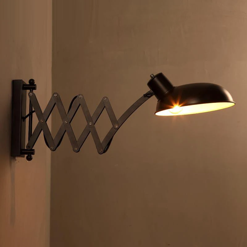 Réplica articulada em metal preto inspirada na Kaiser Idell 6718 vendida pela MIRESA