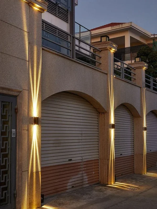 kf-Sfdf1866ff8f940c9ad31f6ac79798169T Arandela IP65 com 3 fachos De Luz Para Áreas Externas Como Jardins e Varandas