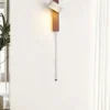 Arandela Wabi-Sabi em Travertino e Madeira com Luz LED Giratória - ambiente Arandela Wabi-Sabi em Travertino e Madeira com Luz LED Giratória - ambiente