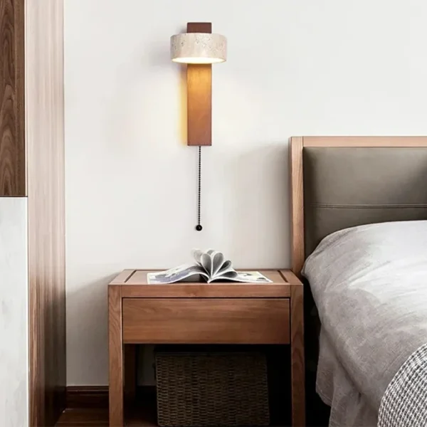Arandela Wabi-Sabi em Travertino e Madeira com Luz LED Giratória - instalada na cabeceira Arandela Wabi-Sabi em Travertino e Madeira com Luz LED Giratória - instalada na cabeceira