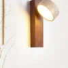Arandela Wabi-Sabi em Travertino e Madeira com Luz LED Giratória Arandela Wabi-Sabi em Travertino e Madeira com Luz LED Giratória