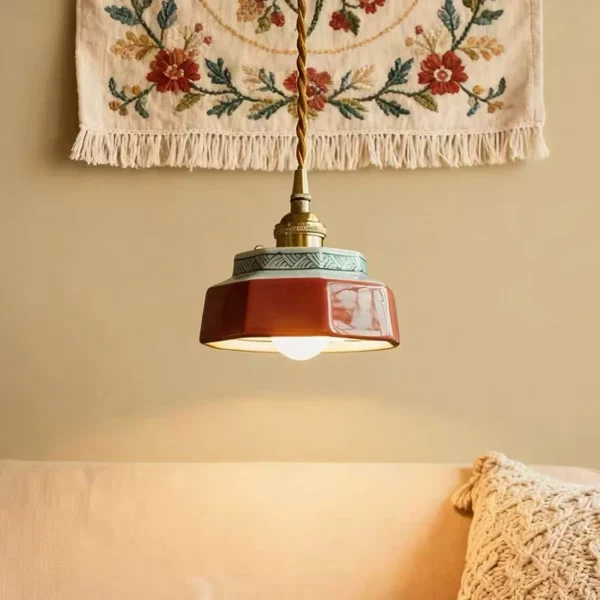 Pendente de Cerâmica Pintada Retrô com Soquete E27 - Vermelho em ambiente Pendente de Cerâmica Pintada Retrô com Soquete E27 - Vermelho em ambiente