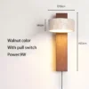 Arandela Wabi-Sabi em Travertino e Madeira com Luz LED Giratória - Nogueira com Interruptor de Cordão Arandela Wabi-Sabi em Travertino e Madeira com Luz LED Giratória - Nogueira com Interruptor de Cordão